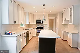 6770 Surreywood Ln, Bethesda, MD 20817 - Photo 7