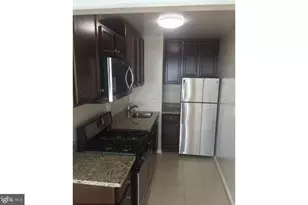 10201 Grosvenor Pl, Rockville, MD 20852 - Photo 3