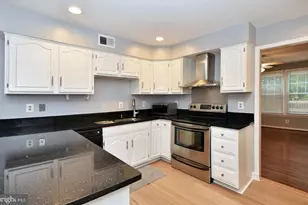 10121 Crestberry Pl, Bethesda, MD 20817 - Photo 13
