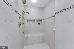 1995 Lancashire Dr, Potomac, MD 20854 - Photo 23