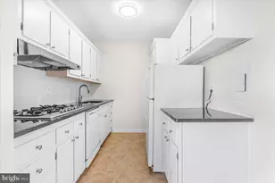 10401 Grosvenor Pl, Rockville, MD 20852 - Photo 7