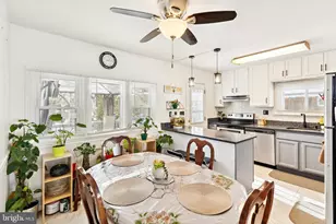 305 Cedar Ridge Dr, Oxon Hill, MD 20745 - Photo 3