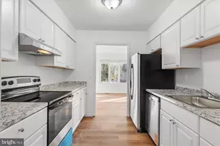 6911 Cipriano Woods Ct, Lanham, MD 20706 - Photo 9