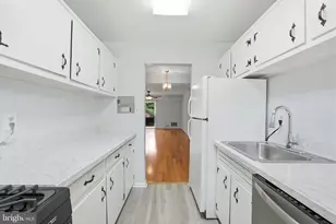 8026 Lakecrest Dr, Greenbelt, MD 20770 - Photo 17