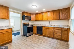 215 N 1st St, Crisfield, MD 21817 - Photo 9