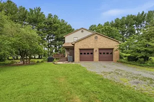 10414 Skyline Ave, Midland, VA 22728 - Photo 3