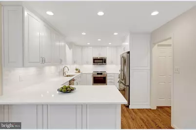 933 Holly Creek Drive, Great Falls, VA 22066 - Photo 13