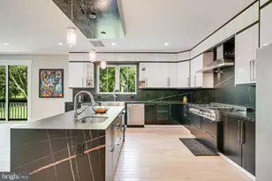 9908 Blake Ln, Oakton, VA 22124 - Photo 25