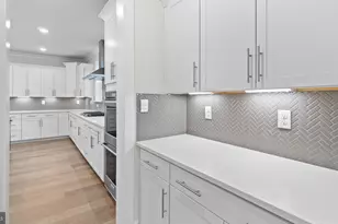 8281 Colling Manor Ct, Alexandria, VA 22308 - Photo 9