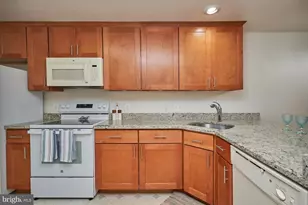 7616 Wood Mist Ln, Falls Church, VA 22043 - Photo 3