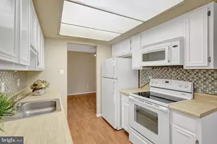 10208 Bushman Dr, Oakton, VA 22124 - Photo 9