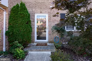 9909 Lakepointe Dr, Burke, VA 22015 - Photo 5