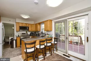 10206 Carol St, Great Falls, VA 22066 - Photo 7