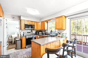 10206 Carol St, Great Falls, VA 22066 - Photo 5