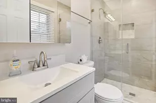 2292 Idylwood Station Ln, Falls Church, VA 22043 - Photo 9