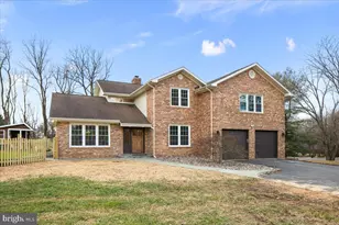 353 Gallop Wood Pl, Great Falls, VA 22066 - Photo 3