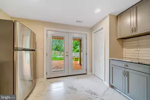 6042 Munson Hill Rd, Falls Church, VA 22041 - Photo 7