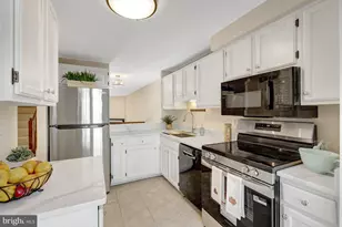 11200 Silentwood Ln, Reston, VA 20191 - Photo 9