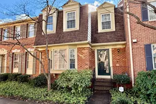 10145 Village Knolls Ct, Oakton, VA 22124 - Photo 1