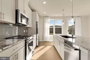 9555 Saintsbury Dr, Fairfax, VA 22031 - Photo 11