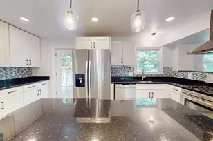 6602 Greenview Ln, Springfield, VA 22152 - Photo 9