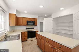 14379 Round Lick Ln, Centreville, VA 20120 - Photo 21