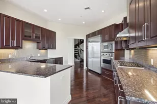 8220 Crestwood Heights Dr, McLean, VA 22102 - Photo 7