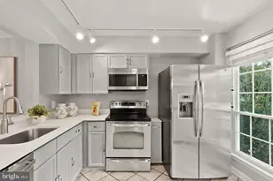 5716 Evergreen Knoll Ct, Alexandria, VA 22303 - Photo 3