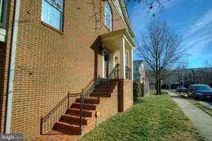 160 Herndon Mill Cir, Herndon, VA 20170 - Photo 3