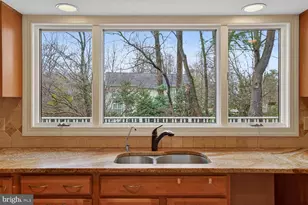 905 Falls Bridge Ln, Great Falls, VA 22066 - Photo 5