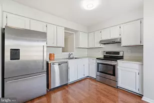 6739 Rockledge Pl, Centreville, VA 20121 - Photo 7