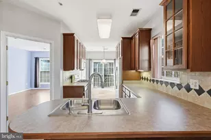 11598 Cavalier Landing Ct, Fairfax, VA 22030 - Photo 9