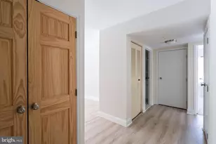 9713 Kings Crown Ct, Fairfax, VA 22031 - Photo 3