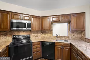 11292 Harbor Ct, Reston, VA 20191 - Photo 13