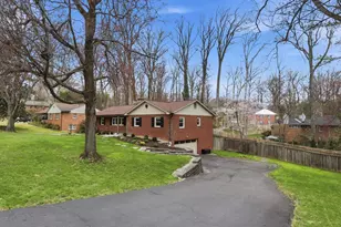 6424 Walters Woods Dr, Falls Church, VA 22044 - Photo 3