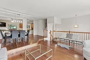 8873 Royal Doulton Ln, Fairfax, VA 22031 - Photo 7