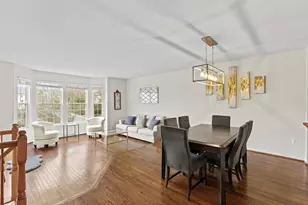 8873 Royal Doulton Ln, Fairfax, VA 22031 - Photo 11