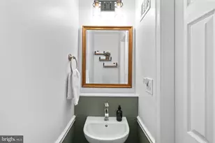 2285 Idylwood Station Ln, Falls Church, VA 22043 - Photo 17