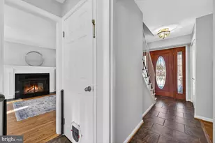 8905 Side Saddle Rd, Springfield, VA 22152 - Photo 9