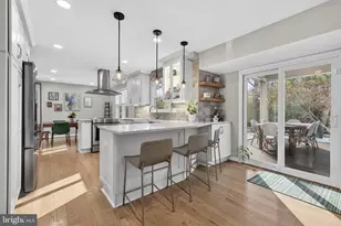 11922 Holly Spring Dr, Great Falls, VA 22066 - Photo 3