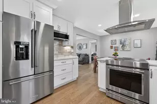 11922 Holly Spring Dr, Great Falls, VA 22066 - Photo 7