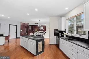 10317 Brittenford Dr, Vienna, VA 22182 - Photo 7