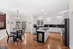 10317 Brittenford Dr, Vienna, VA 22182 - Photo 9