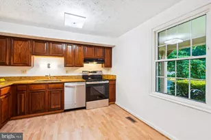 10921 Harpers Square Ct, Reston, VA 20191 - Photo 3