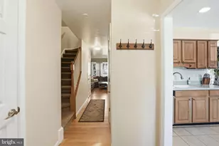 9100 Omar Ct, Fairfax, VA 22031 - Photo 3