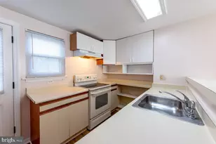 4356 Pembrook Village Dr, Alexandria, VA 22309 - Photo 9