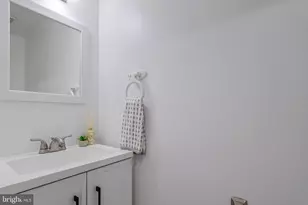 412 Magnolia Ct, Herndon, VA 20170 - Photo 11