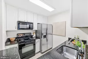 3175 Summit Square Dr, Oakton, VA 22124 - Photo 5