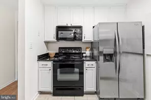 3175 Summit Square Dr, Oakton, VA 22124 - Photo 7