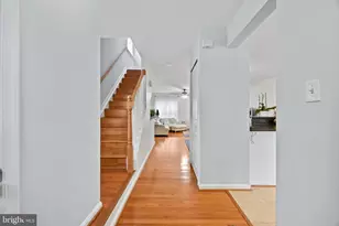 3930 Collis Oak Ct, Fairfax, VA 22033 - Photo 3